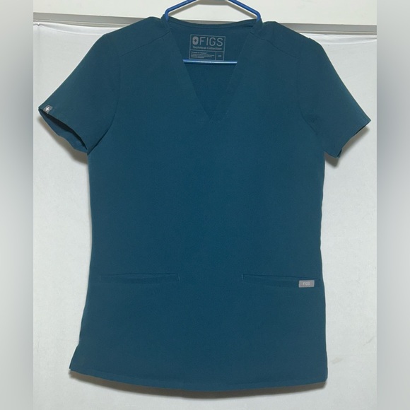 Figs XS Three pocket Casma scrub top in Caribbean Blue. - Picture 1 of 5